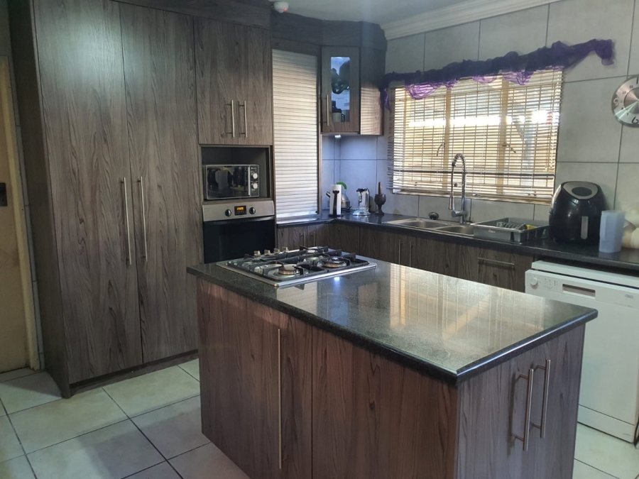 4 Bedroom Property for Sale in Generaal De Wet Free State